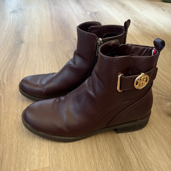 Tommy Hilfiger Woman’s 9 Burgundy Leather Logo Ankle Boots equestrian preppy - Picture 2 of 5